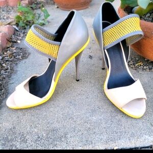 L.A.M.B.  by Gwen Stefani Berrie Stiletto Peep Toe Gray Cream Yellow Heels Sz 10